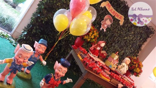 Chic Festa Eventos - Muito amor em cada detalhe ❤️ Histórias Infantis 📚com  3 porquinhos 🐷 🐷🐷 e Chapeuzinho Vermelho 👧🏼para os 2 aninhos da  Nunu❤️🎉🎈 Fotos Decoração: @israelsouzadecarvalho Decoração: @chic_festa